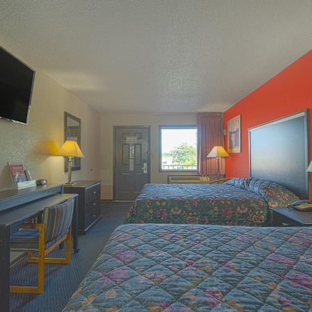 Regency Inn & Suites By Oyo Bay City Tx Esterno foto