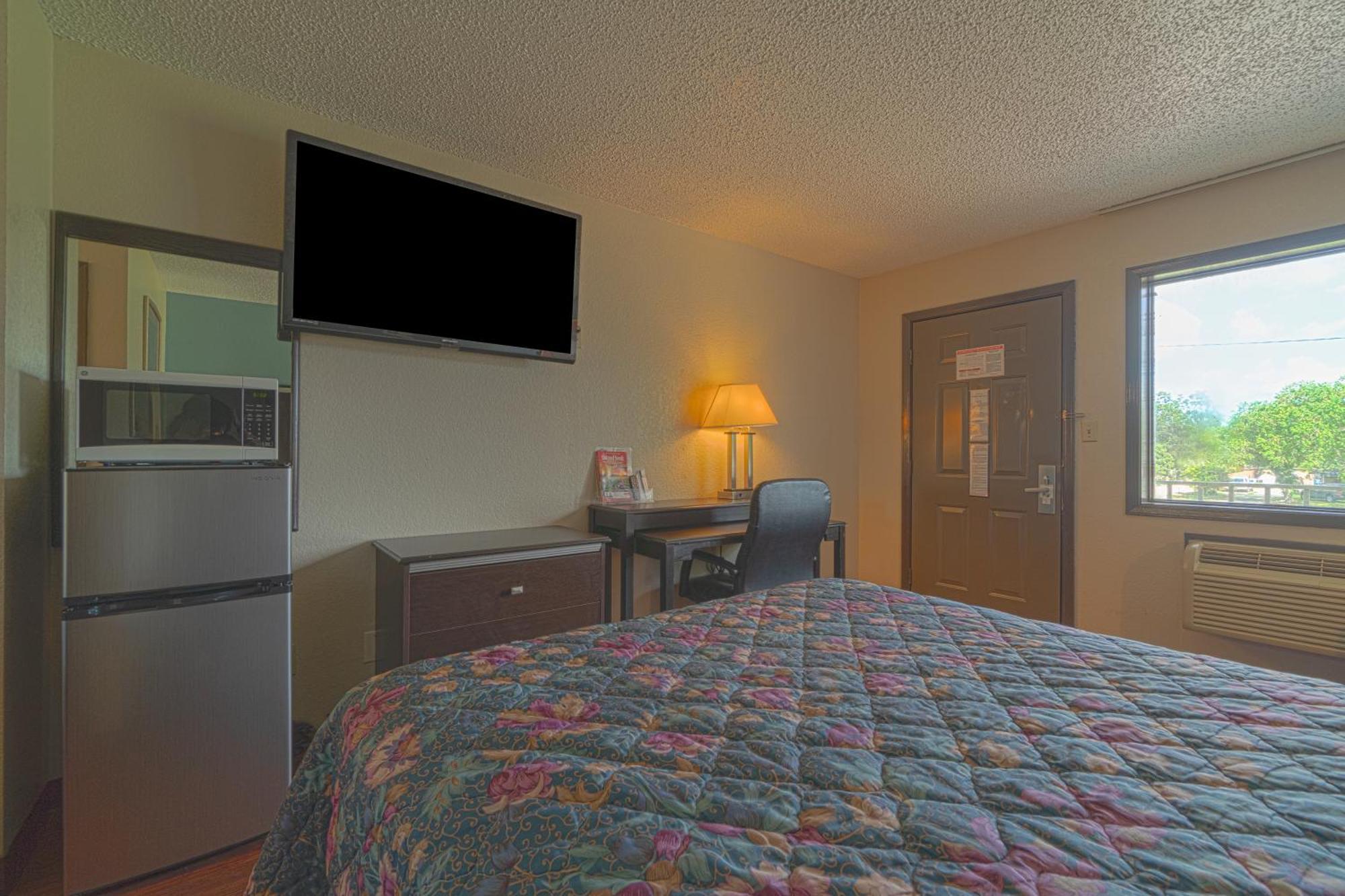 Regency Inn & Suites By Oyo Bay City Tx Esterno foto