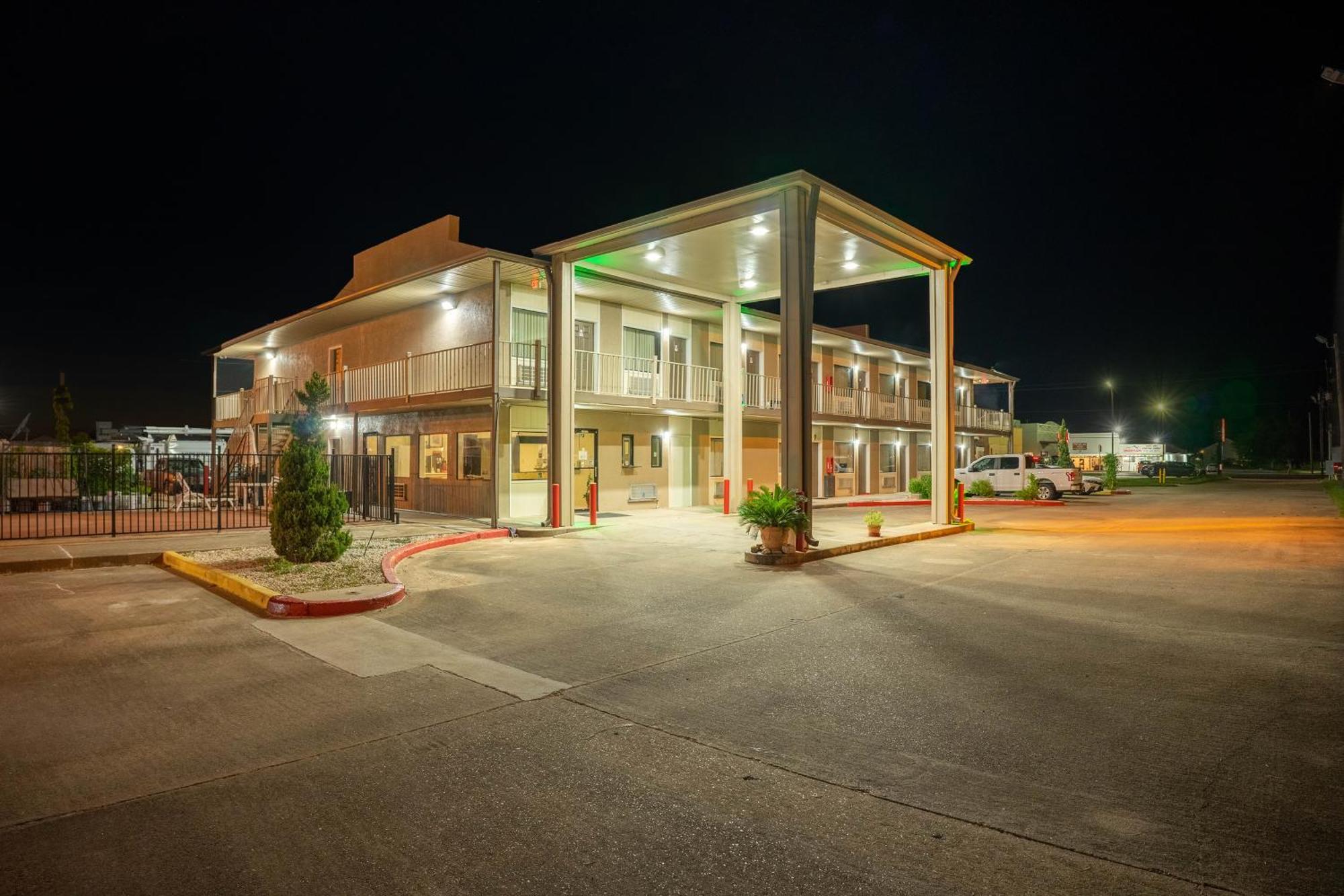 Regency Inn & Suites By Oyo Bay City Tx Esterno foto