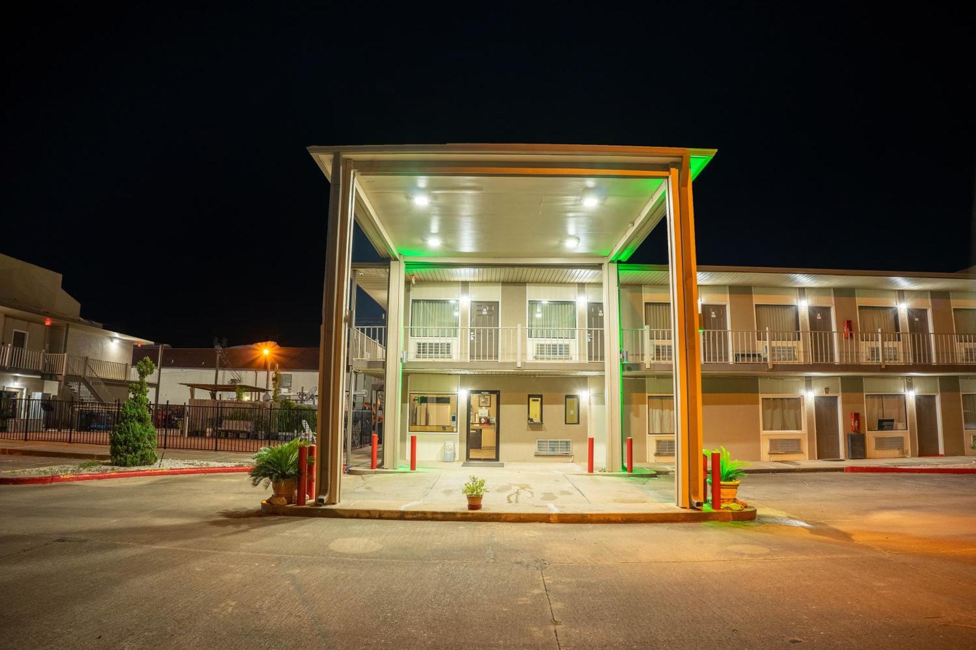 Regency Inn & Suites By Oyo Bay City Tx Esterno foto