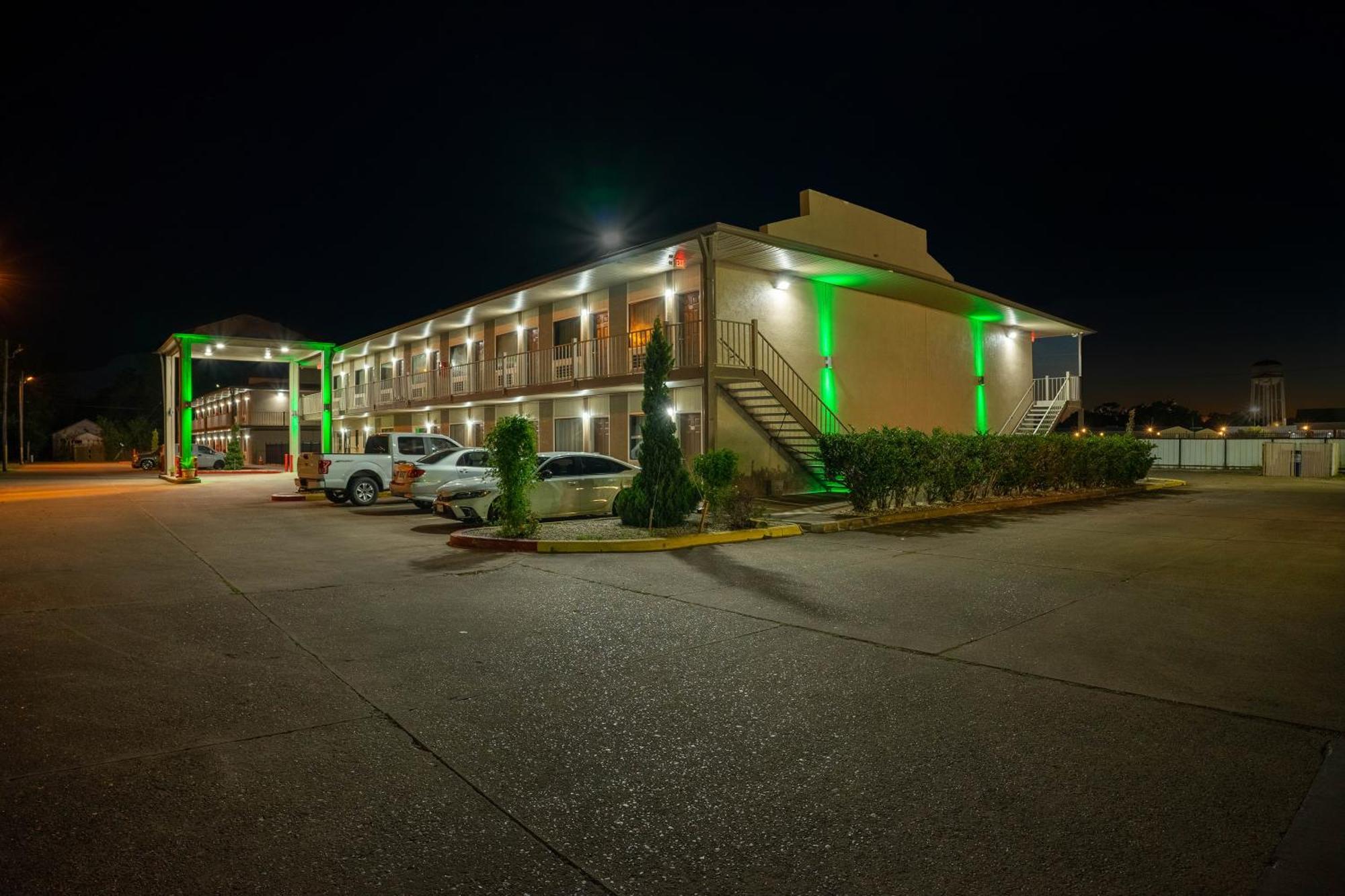 Regency Inn & Suites By Oyo Bay City Tx Esterno foto